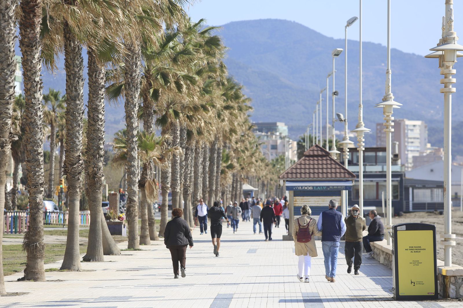 Fotos de los arreglos en las playas de Málaga, que no impiden a los malagueños disfrutar del buen tiempo