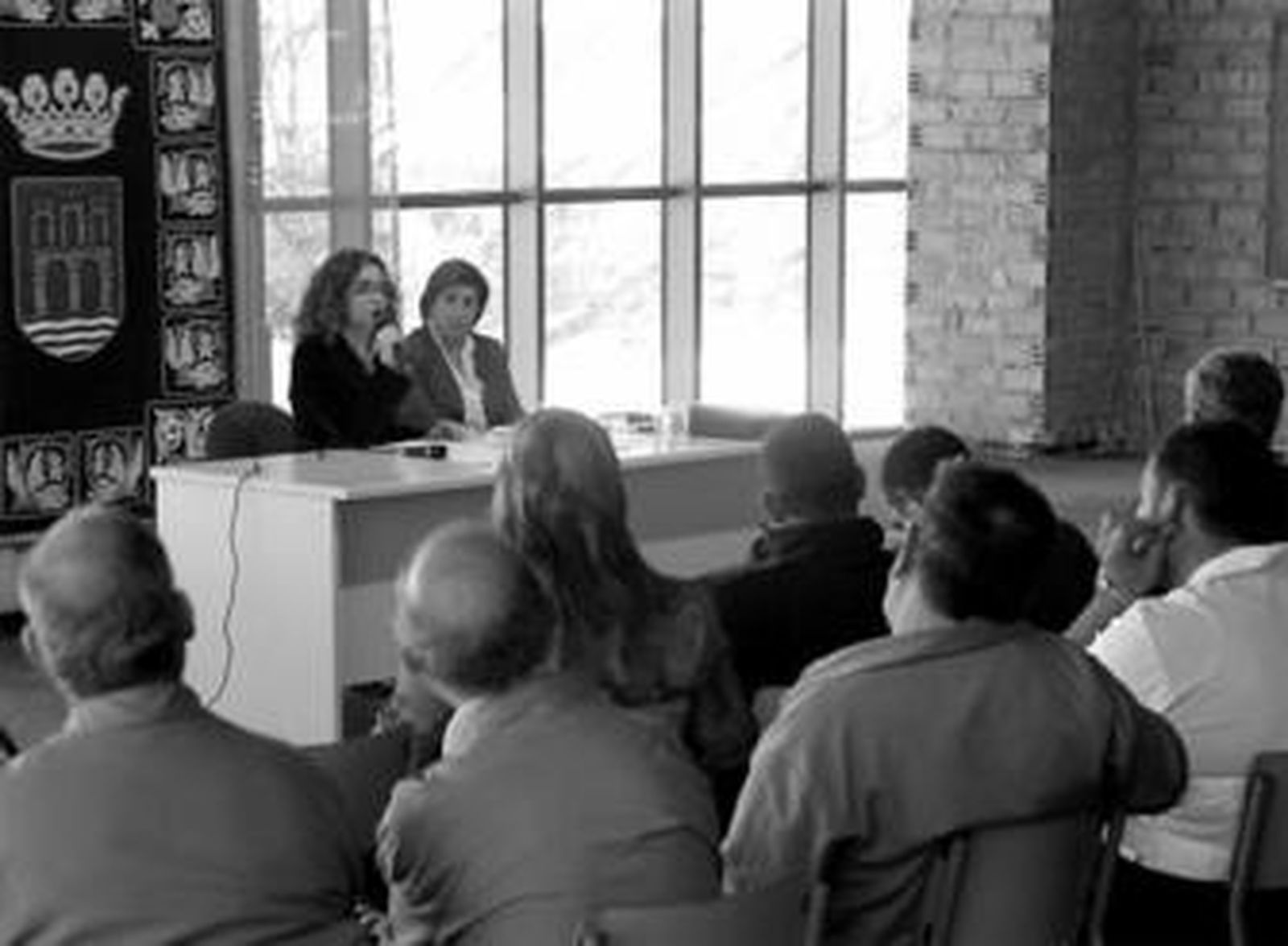 La alcaldesa Josefa Caro y la delegada de Personal, Ana González, en la reunión con los trabajadores.