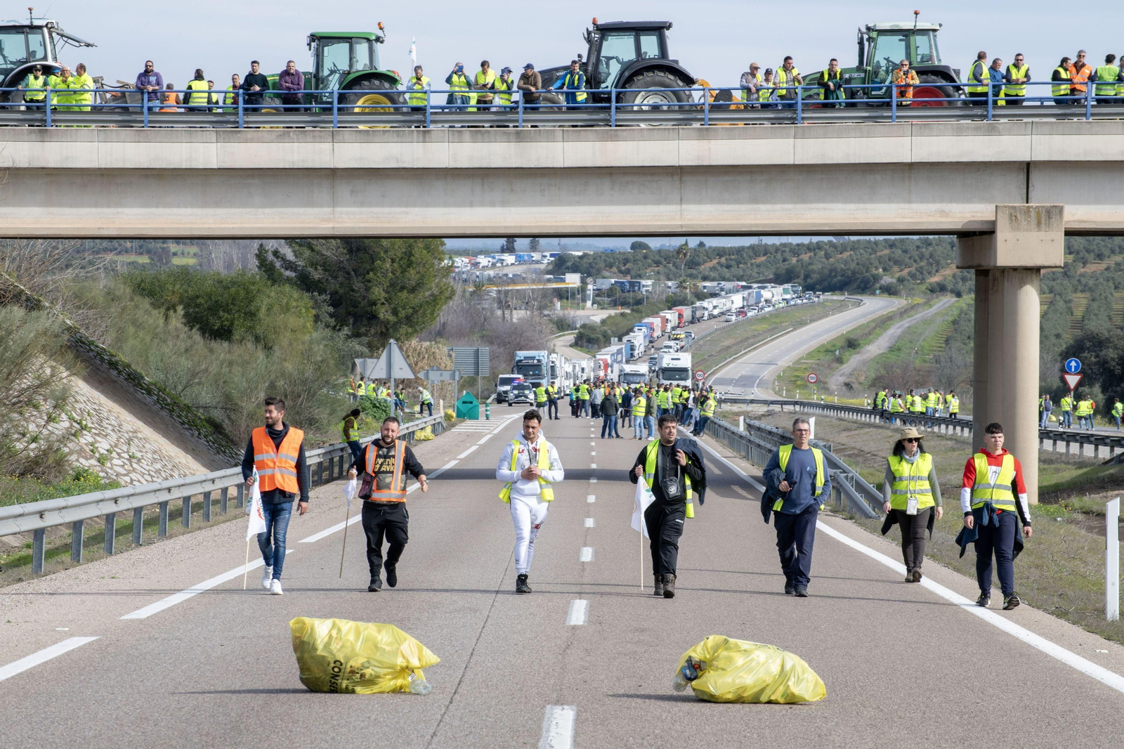 Agricultores cortan la A4 a la altura de Guarroman, en Jaén