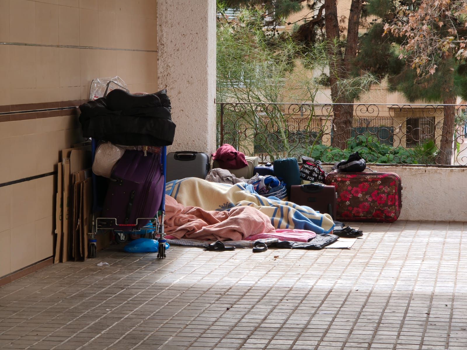 Personas sin hogar duermen en la calle Blas Infante de Almería capital.
