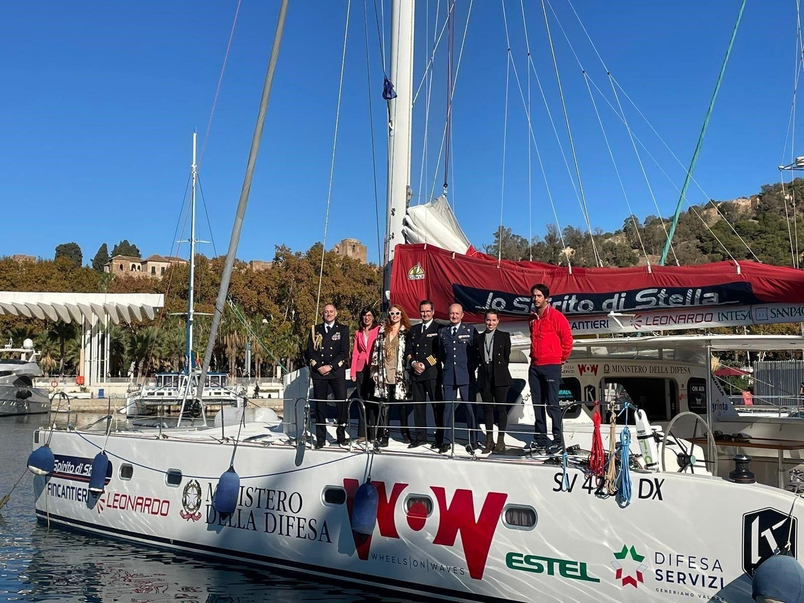 El catamarán de 'Wheels on Waves' en su llegada al puerto de Málaga. El catamarán de 'Wheels on Waves' en su llegada al puerto de Málaga.