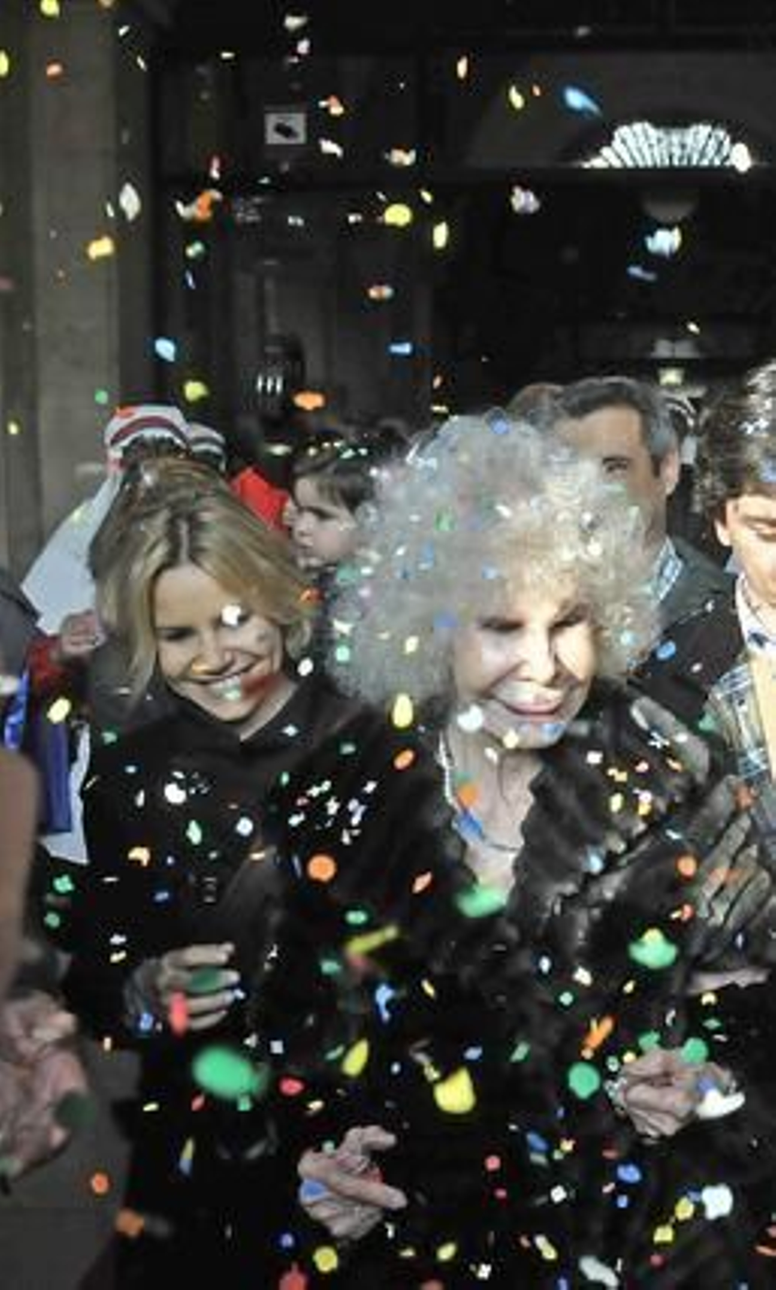 La Duquesa de Alba durante la salida de la Cabalgata de los Reyes Magos, en el Rectorado de la Universidad de Sevilla.

Foto: Juan Carlos Vázquez