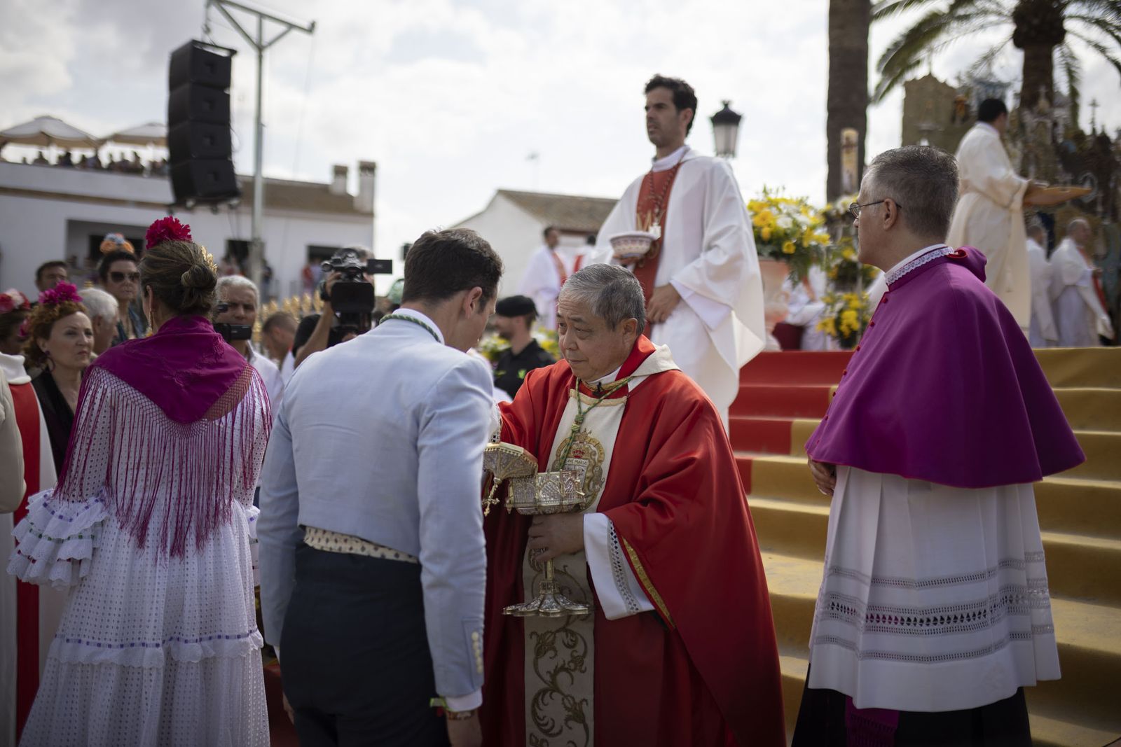 El Rocio 2023: Imágenes de la misa Pontifical del Domingo de Pentecostés