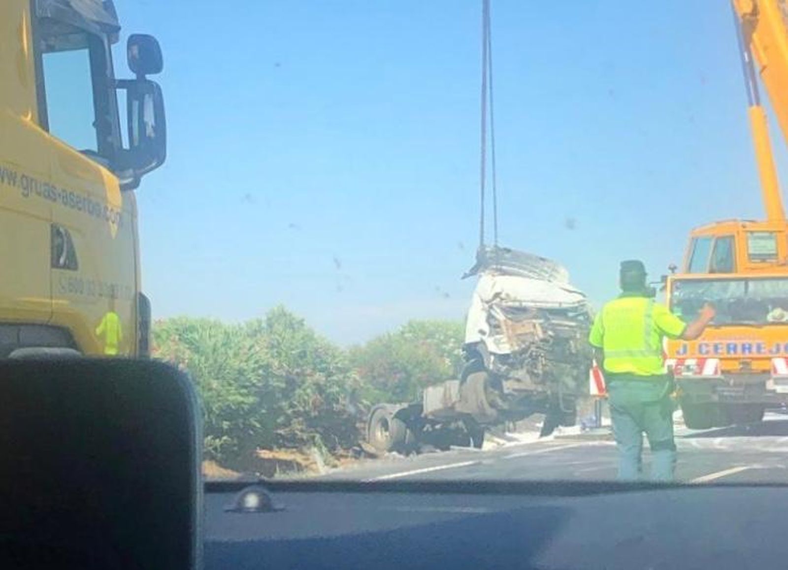 Momento en el que la grúa retira el camión.
