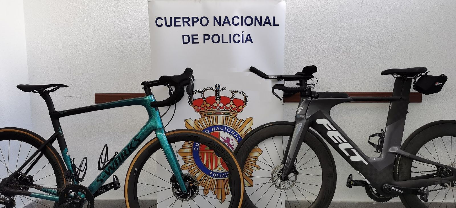 Tres detenidos en Marbella por robar de una vivienda de Puerto Banús dos bicicletas profesionales