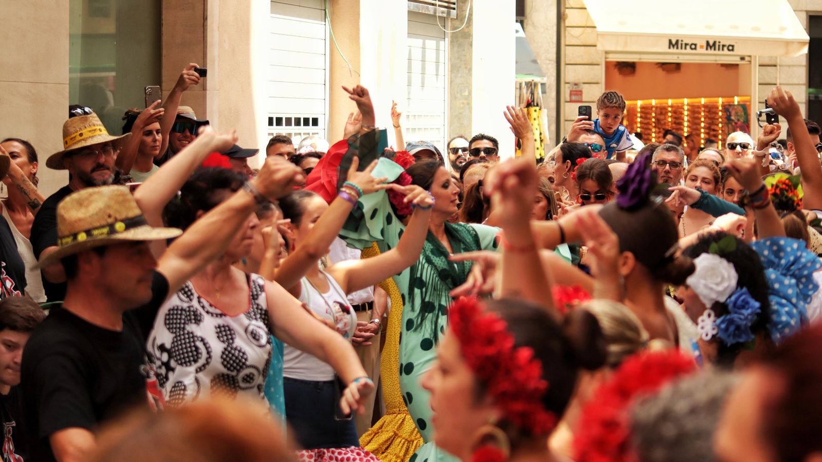 Varios grupos bailando en la calle, en el Centro de Málaga.