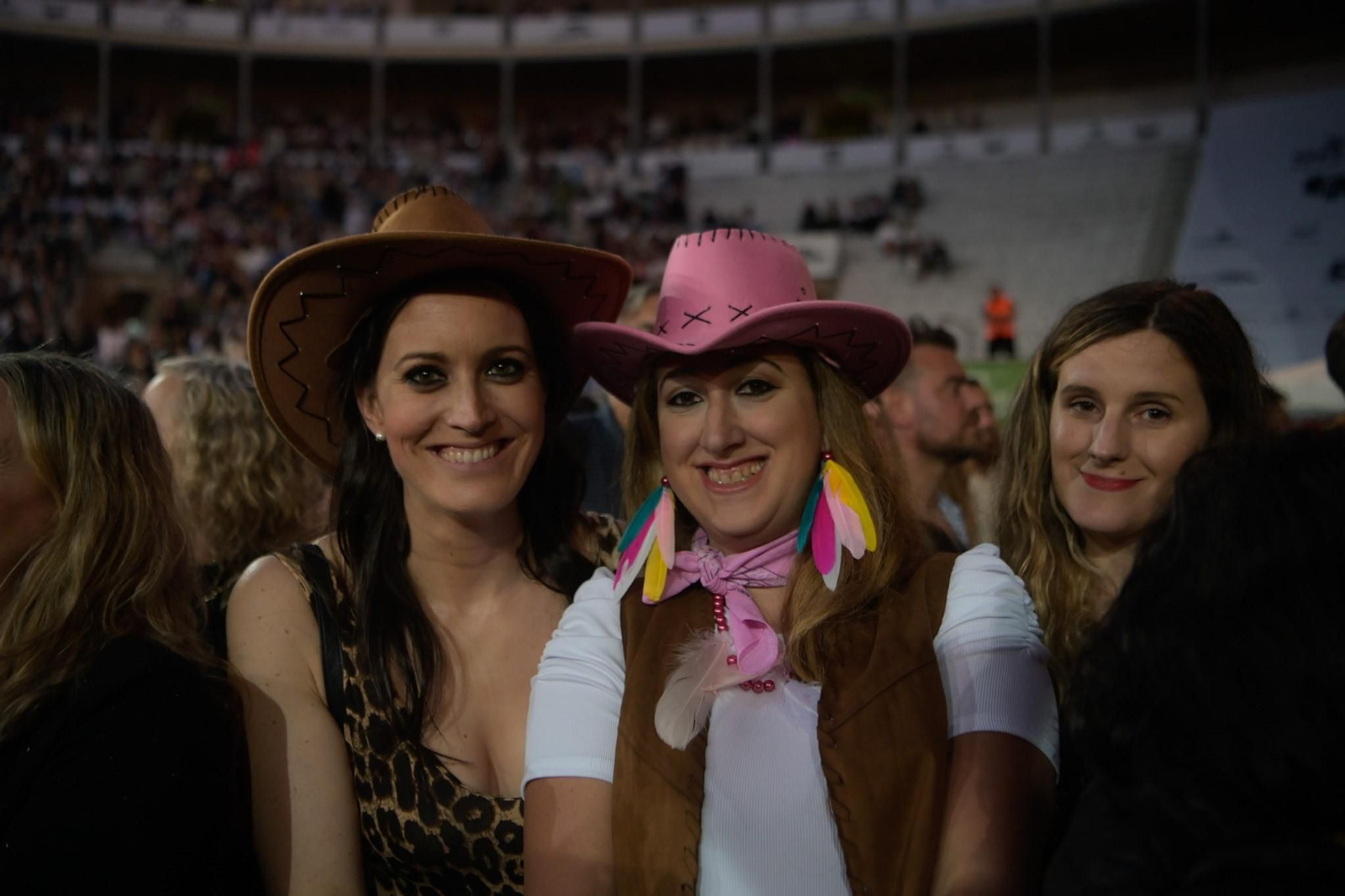 La lluvia de Granada no frena el baño de masas de un Manuel Carrasco ‘Salvaje’