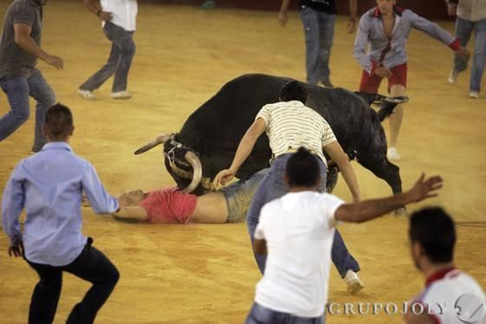 El toro del Aguardiente 2012, Marino, embiste a un mozo que yace inmóvil en la arena tras haber sido volteado, ayer por la mañana.

Foto: José María Quiñones