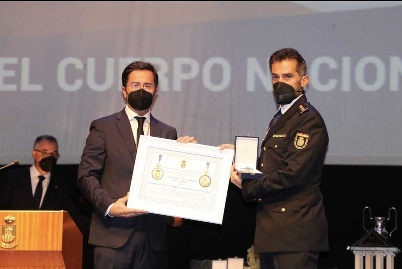 La Policía Nacional en El Ejido recibe la medalla de Honor del Ayuntamiento
