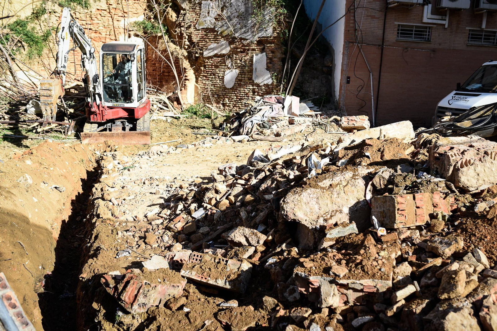 Imágenes de la demolición de una vivienda en la calle Menéndez Pidal