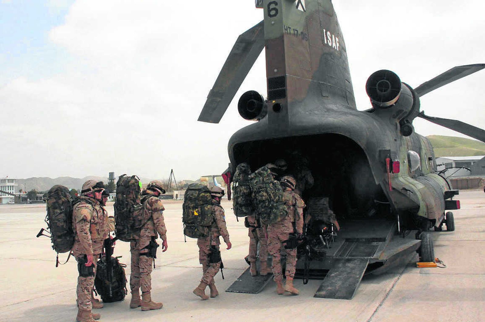 Infantes de Marina, embarcando en un helicóptero Chinook, en una imagen de archivo.