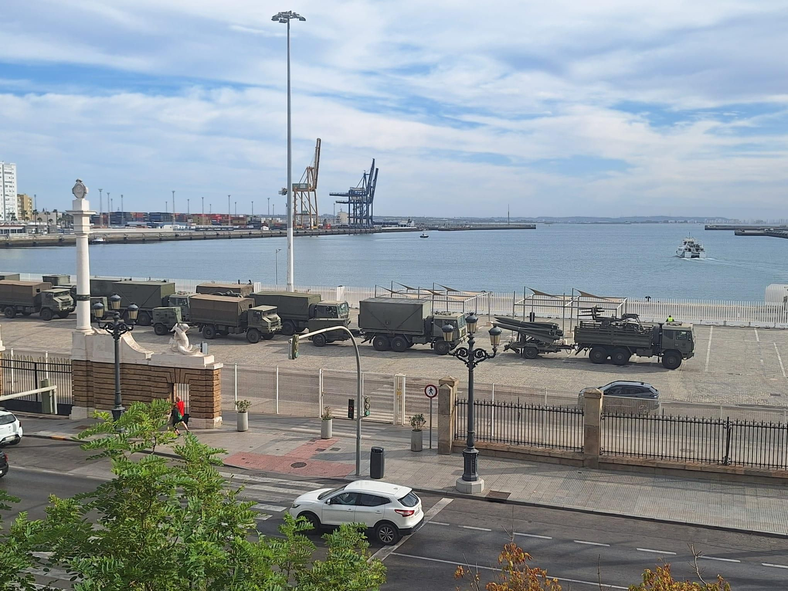 El cargamento militar que se encontraba esta mañana en el Muelle Ciudad, en Cádiz.