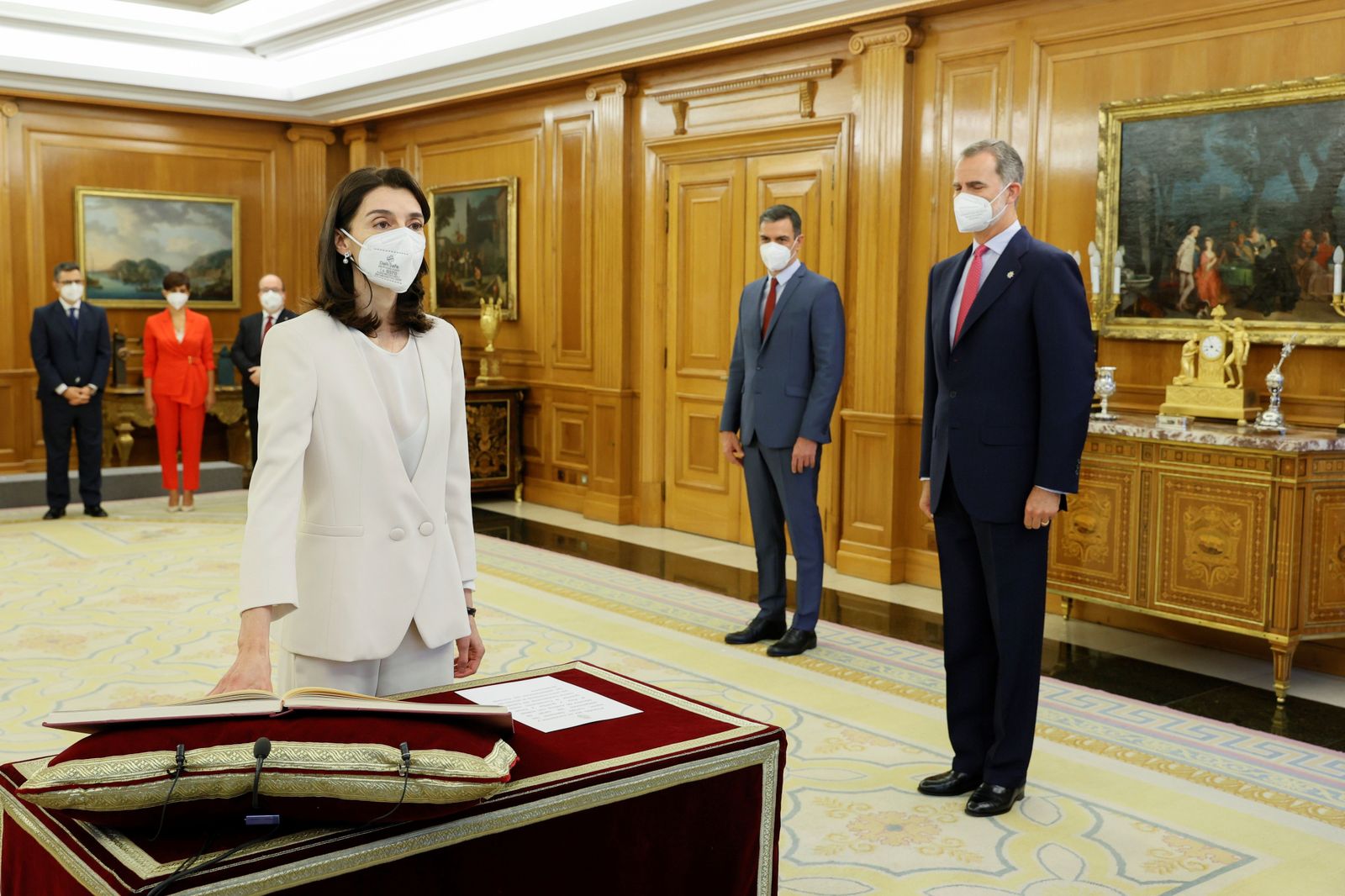 La nueva ministra de Justicia, Pilar Llop, que como titular de la cartera pasa a ocupar su lugar como Notaria Mayor del Reino, promete su cargo ante el Rey Felipe VI