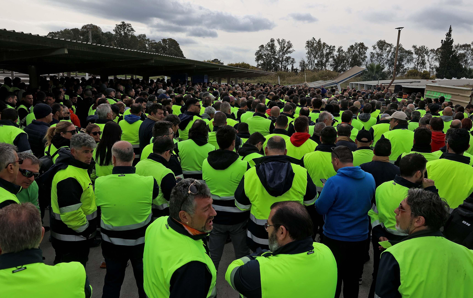 La asamblea informativa de los huelguistas de Acerinox, en imágenes