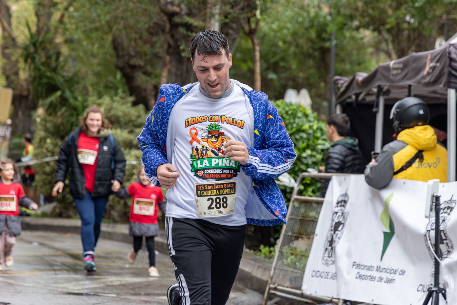 En imágenes: la lluvia no frena a más de un millar de corredores en la V Carrera Popular del IES San Juan Bosco (2)