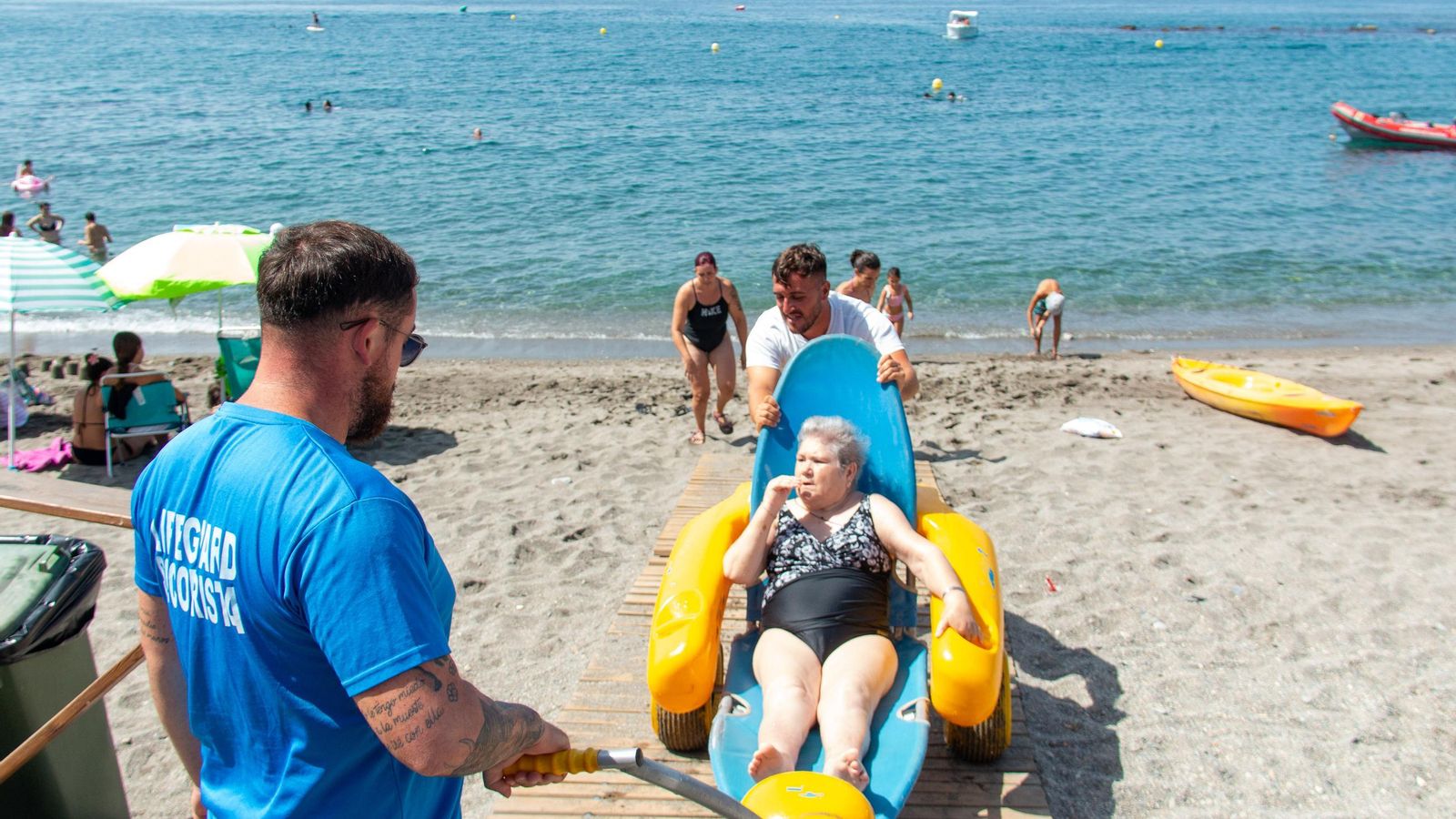 Una de las usuarias en la silla anfibia tras darse un baño en la playa
