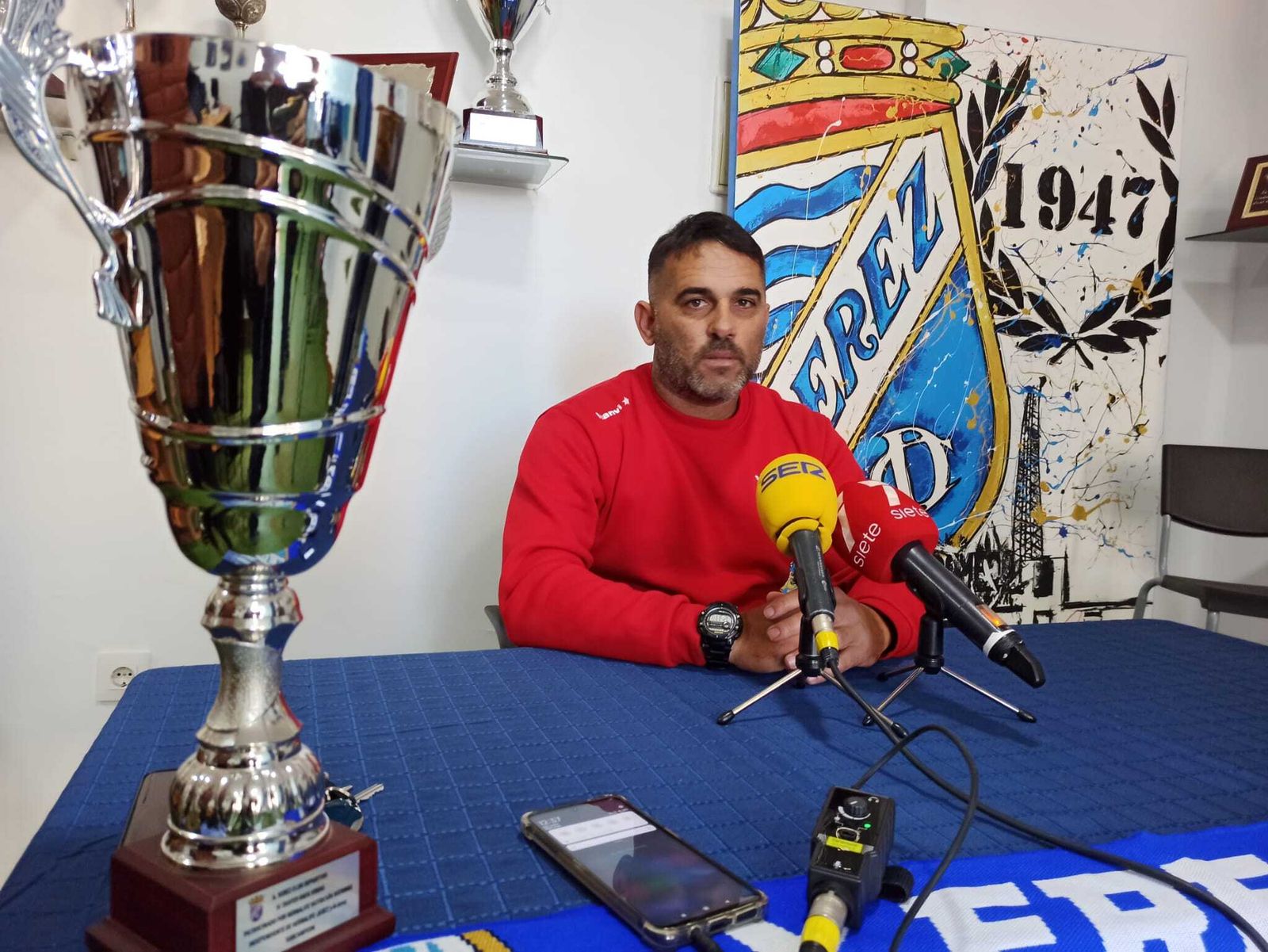 Emilio Fajardo, técnico del XCD, en la sede del club antes del partido contra el Recre.