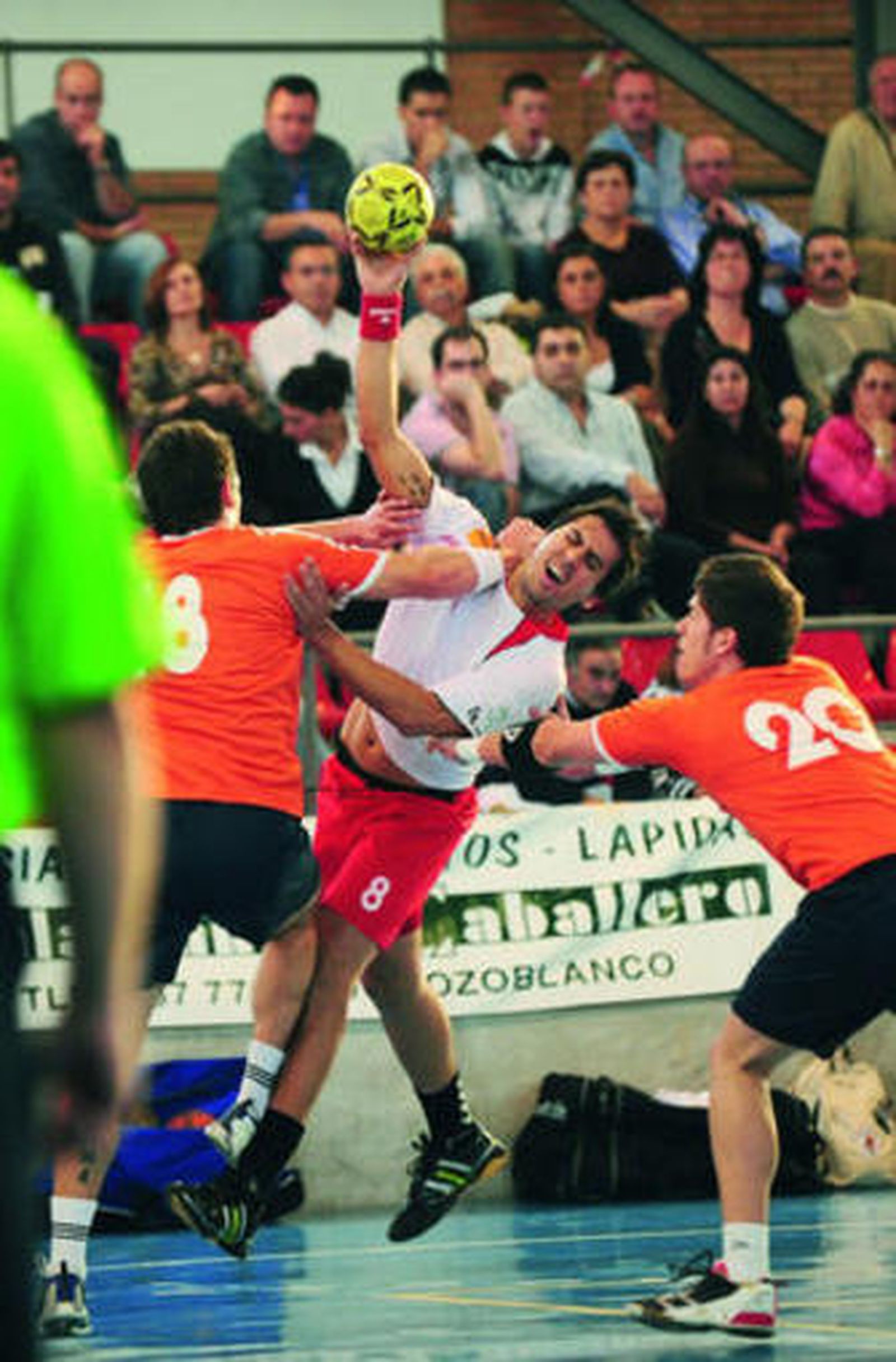 Gerard Espigol ensaya en disparo ante el Almoradí.