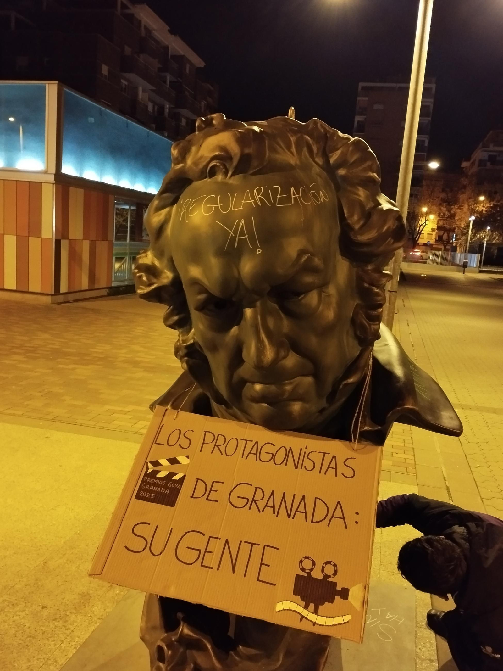 Las imágenes de las pintadas a los bustos de los Premios Goya de Granada