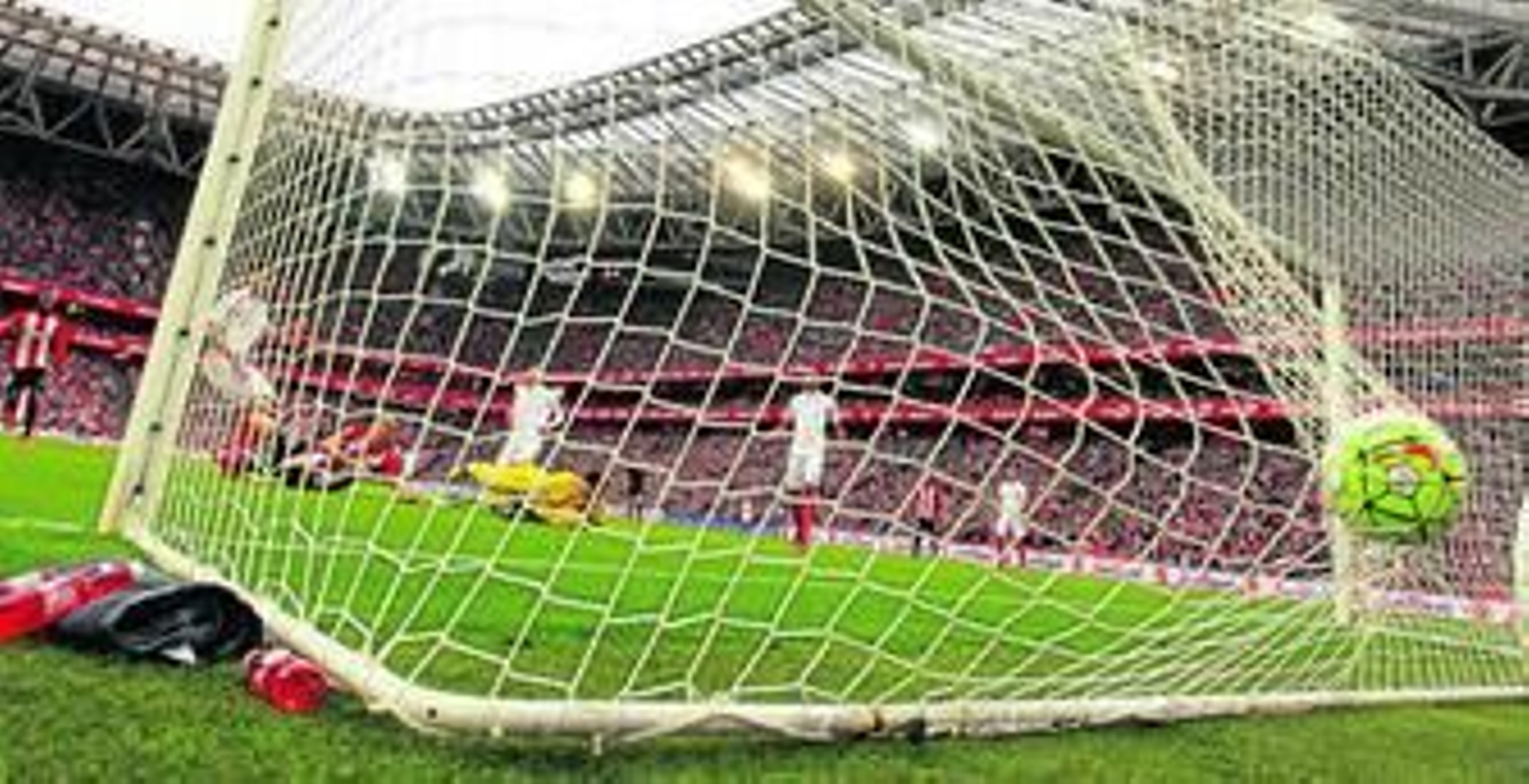 Momento en el que Sergio Rico ve cómo Aduriz consigue marcar el primer gol del Athetic.