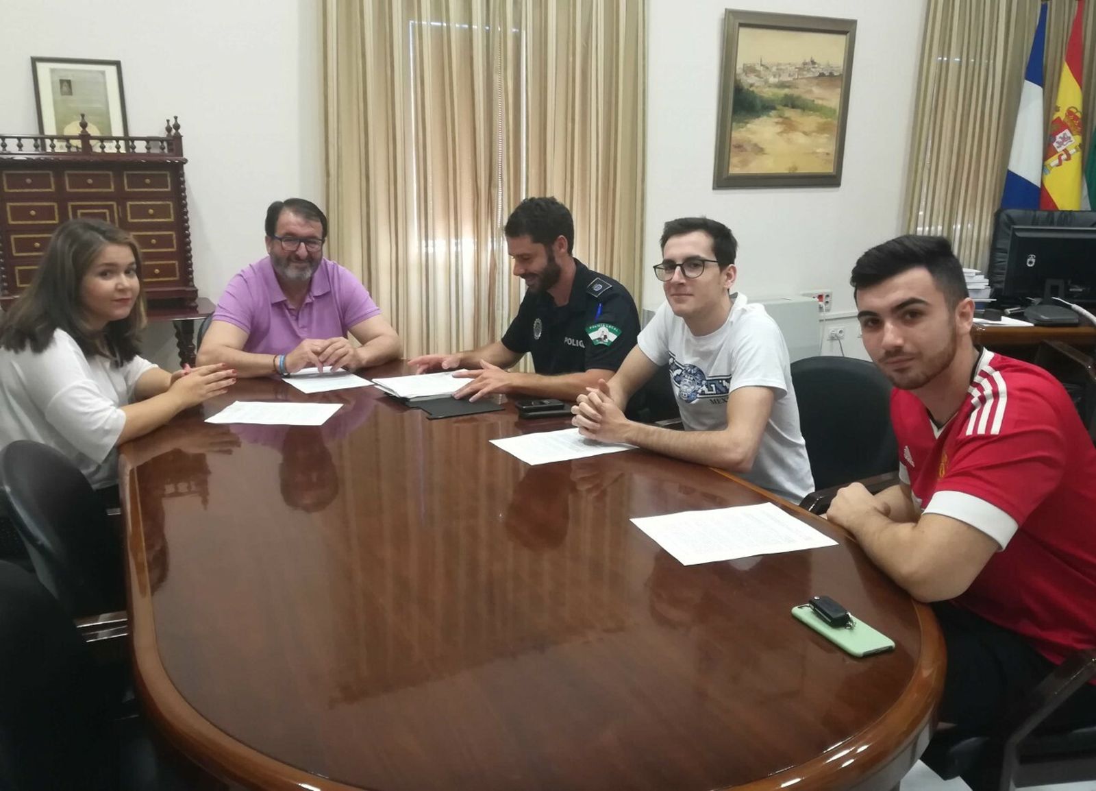 El alcalde, Juan Ávila, la delegada de Seguridad Ciudadana, María del Carmen García, uno de los policías responsables de la unidad y los dos estudiantes de Criminología que van a colaborar en el proyecto.