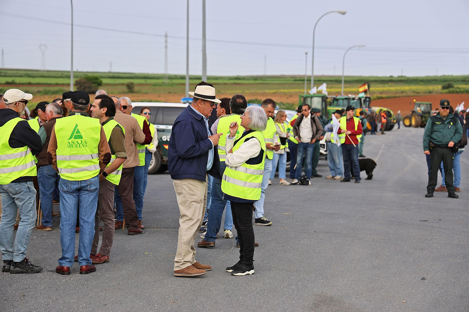 Imágenes de la multitudinaria tractorada de los agricultores en Huelva