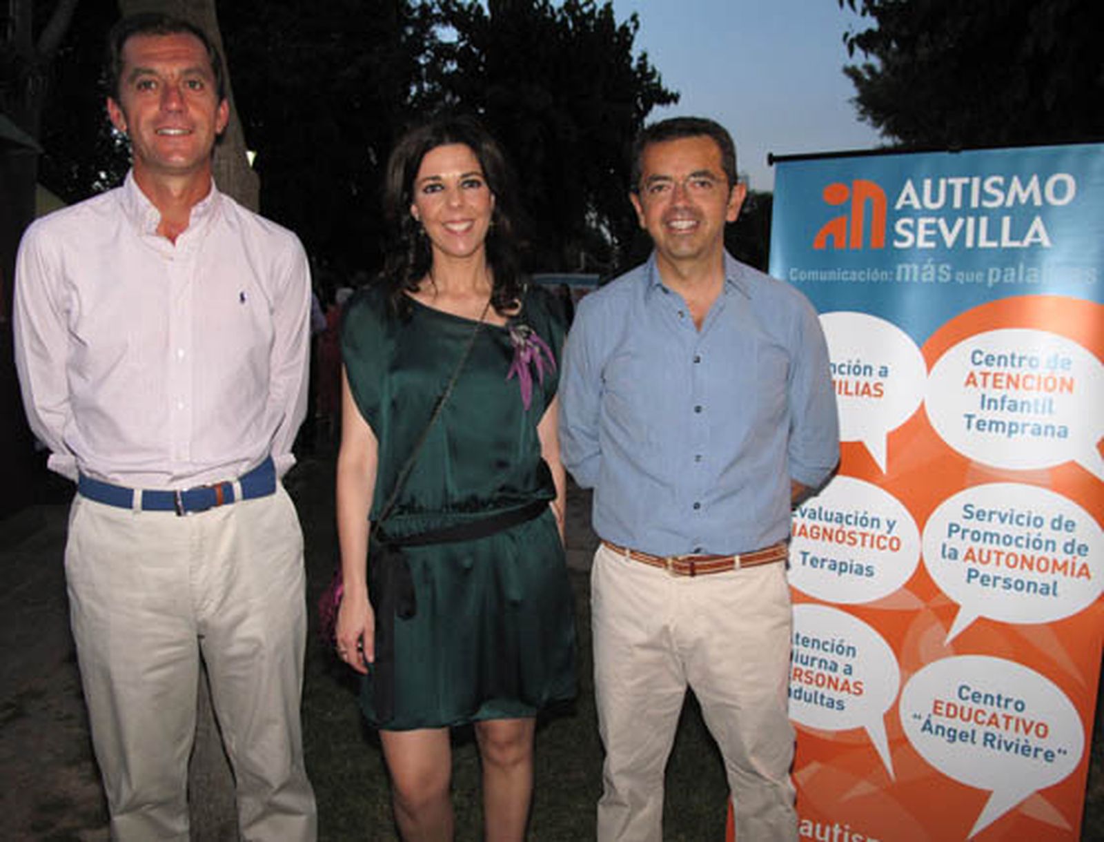 Cristobal Molina, María Ángeles Maisanaba (Autismo Sevilla) y Pablo Carrasco, director general de la RTVA.

Foto: Victoria Ramírez