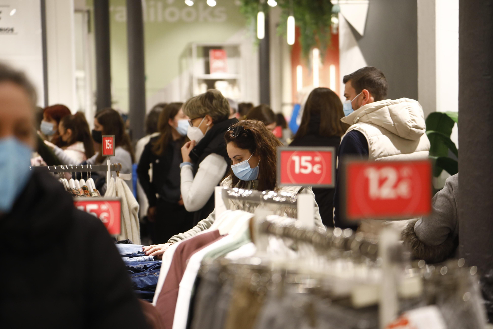 Así ha sido el primer día de rebajas en Córdoba, en fotografías