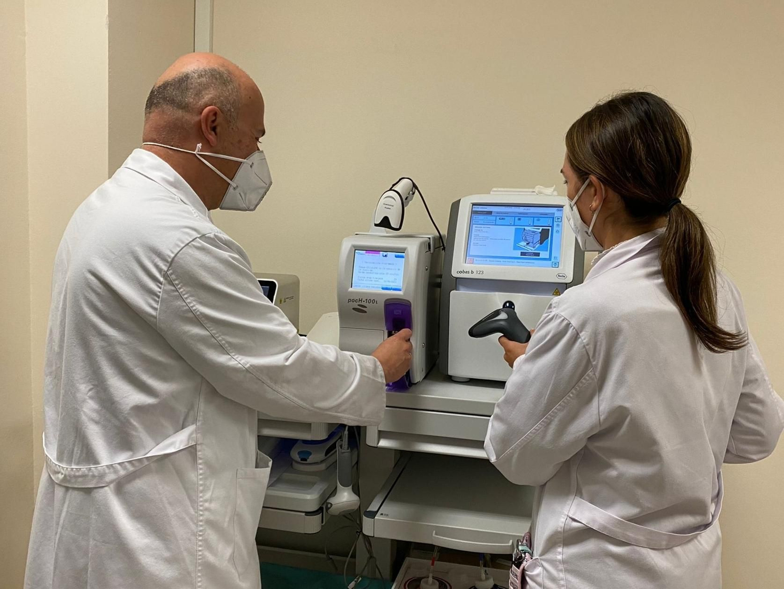 Enfermeros del centro de salud de Arahal utilizando el equipo de analizadores POCT en sus urgencias extrahospitalarias.