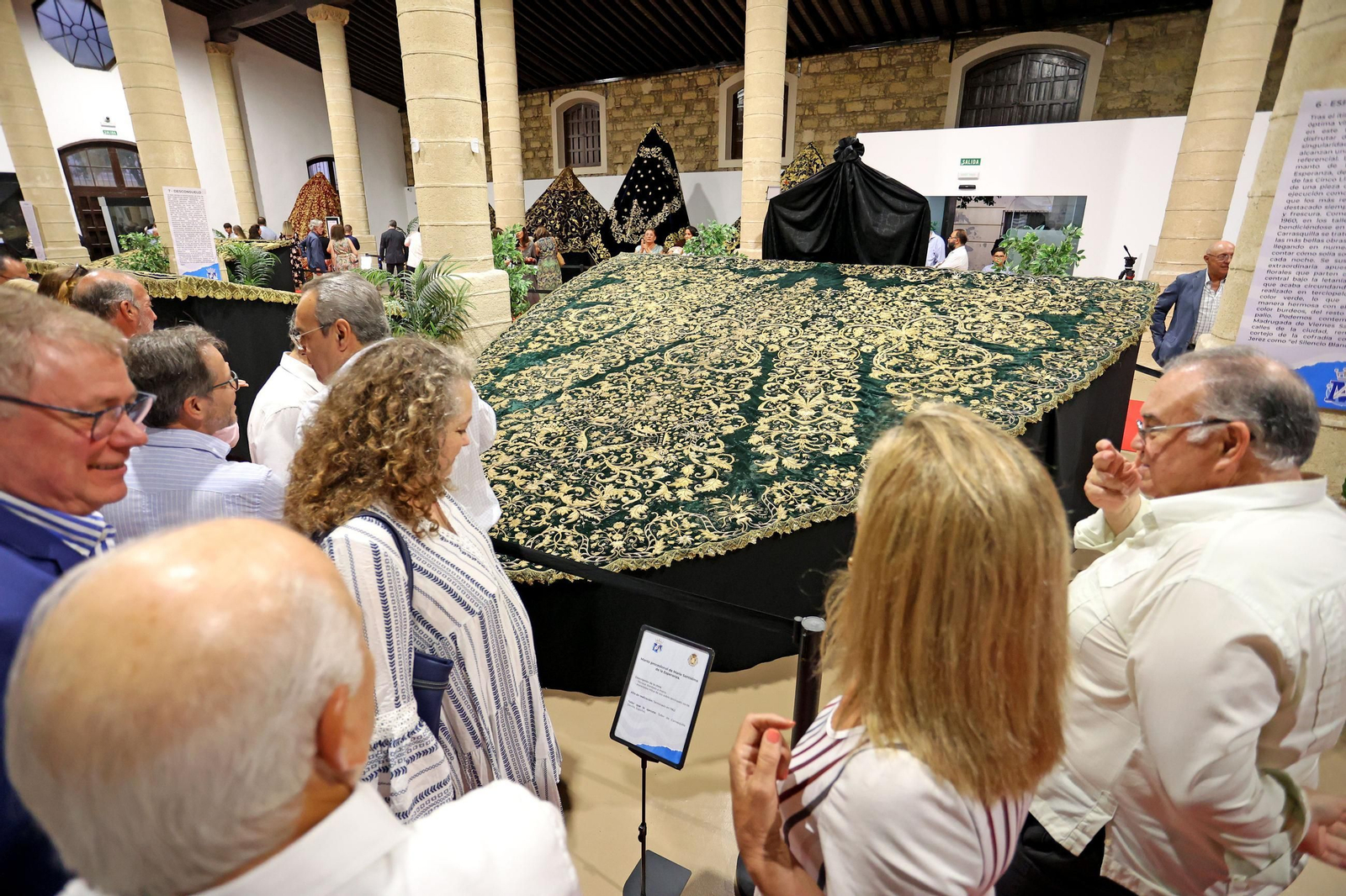 Inauguración de la exposición de mantos de vírgenes dentro de los actos de la Magna Mariana