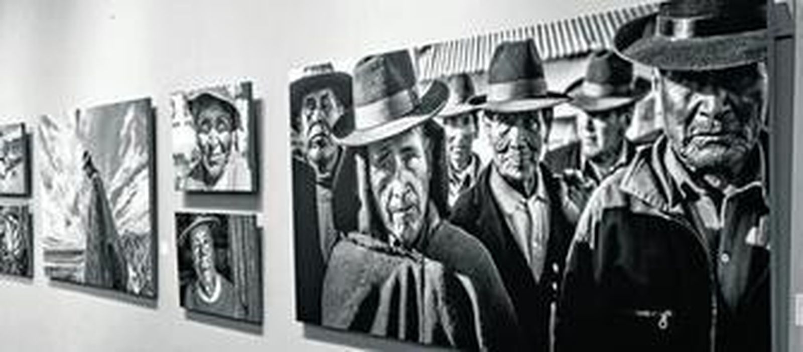 En ambas imágenes, algunas de las fotografías que componen la muestra.