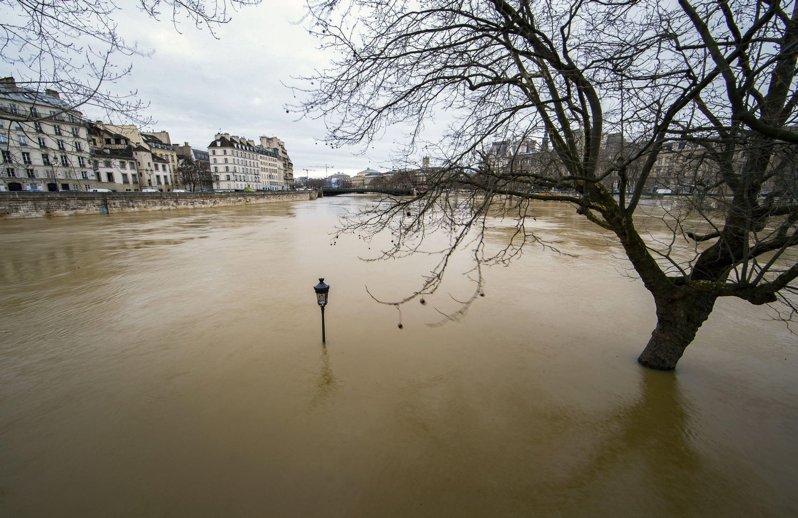 El río Sena se desborda dejando imágenes de París inundada