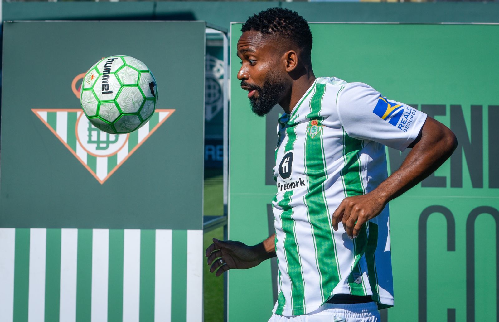 La presentación de Cédric Bakambu, en imágenes