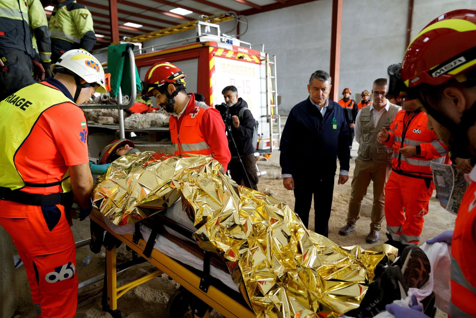 El consejero de la Presidencia, Antonio Sanz, sigue uno de los ejercicios del simulacro de Marbella.