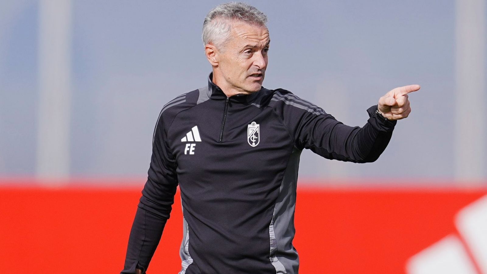 Fran Escribá, técnico del Granada CF, dirige una sesión de su equipo.