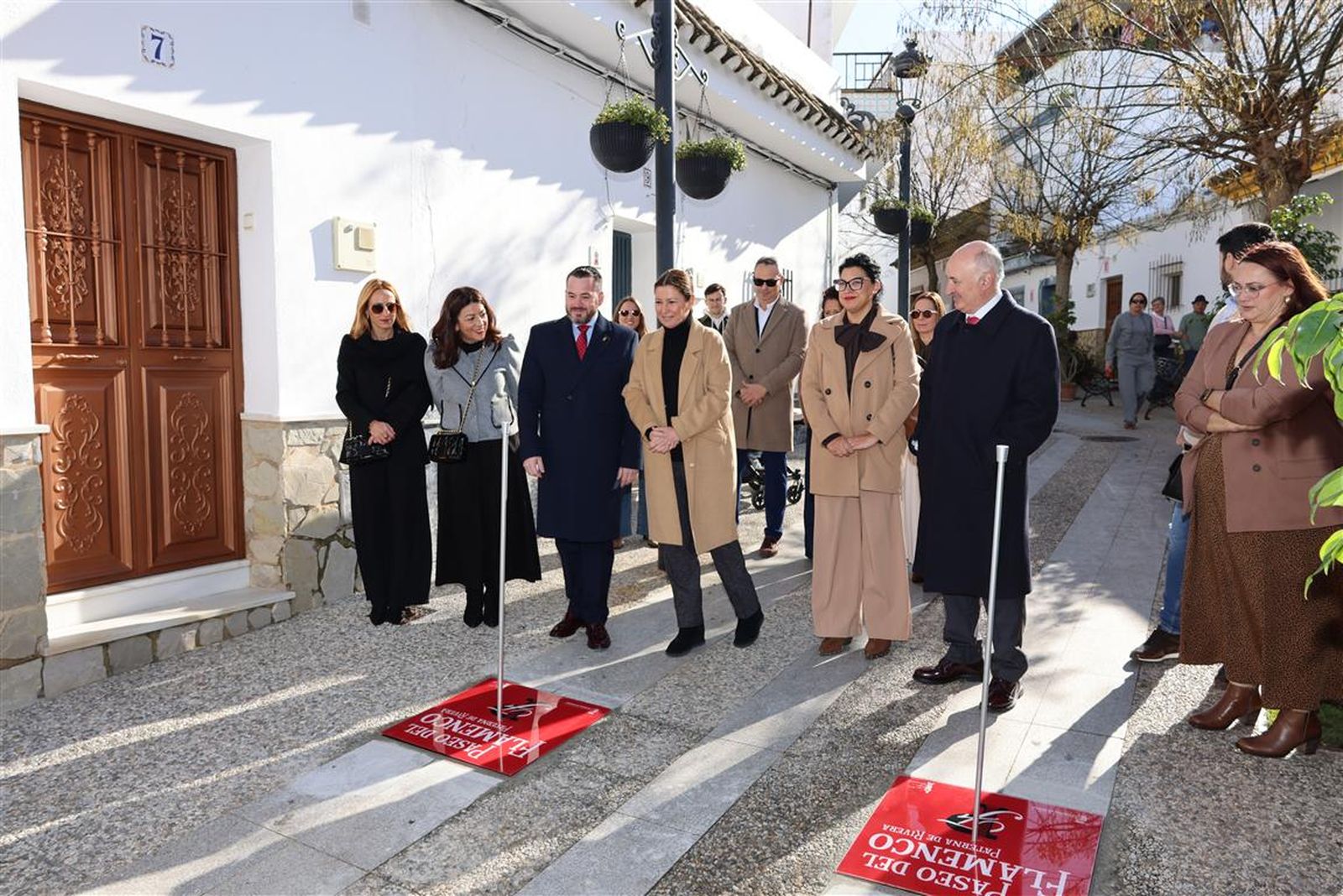 Momento en el que se descubre la baldosa de homenaje a Sara Baras, junto a la de Miguel Poveda.
