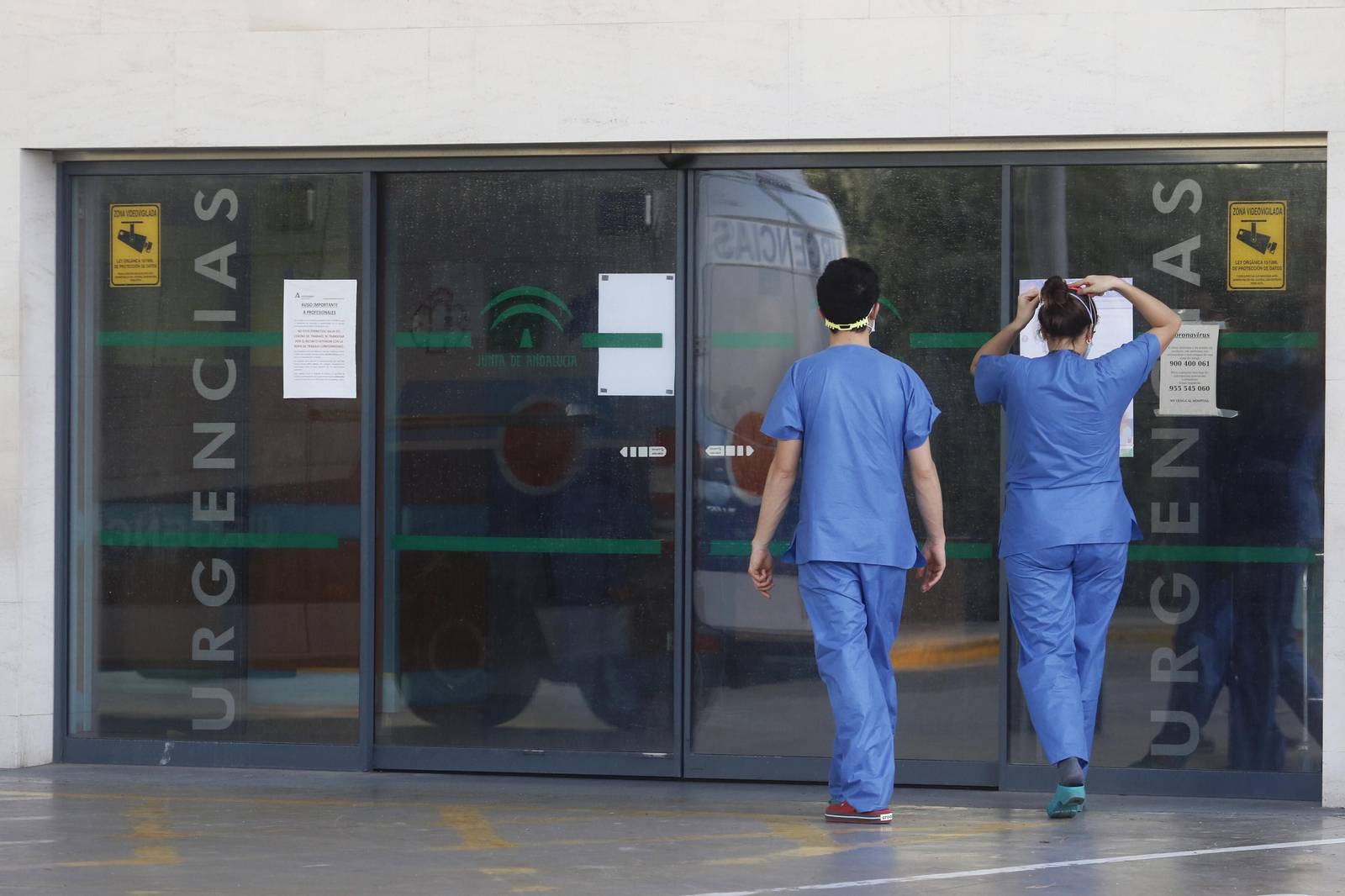 Profesionales sanitarios del Reina Sofía en el acceso de Urgencias.