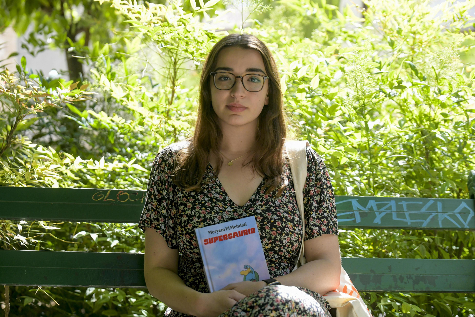 La autora posa junto a su libro en su visita a la Feria.