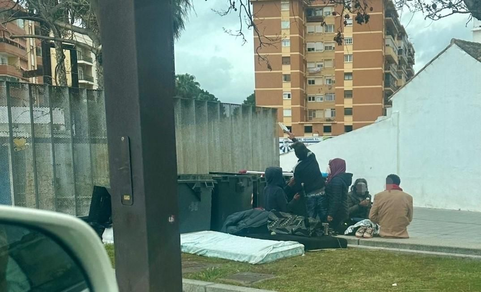 Cinco personas en situación de mendicidad en el entorno de la estación de autobuses.