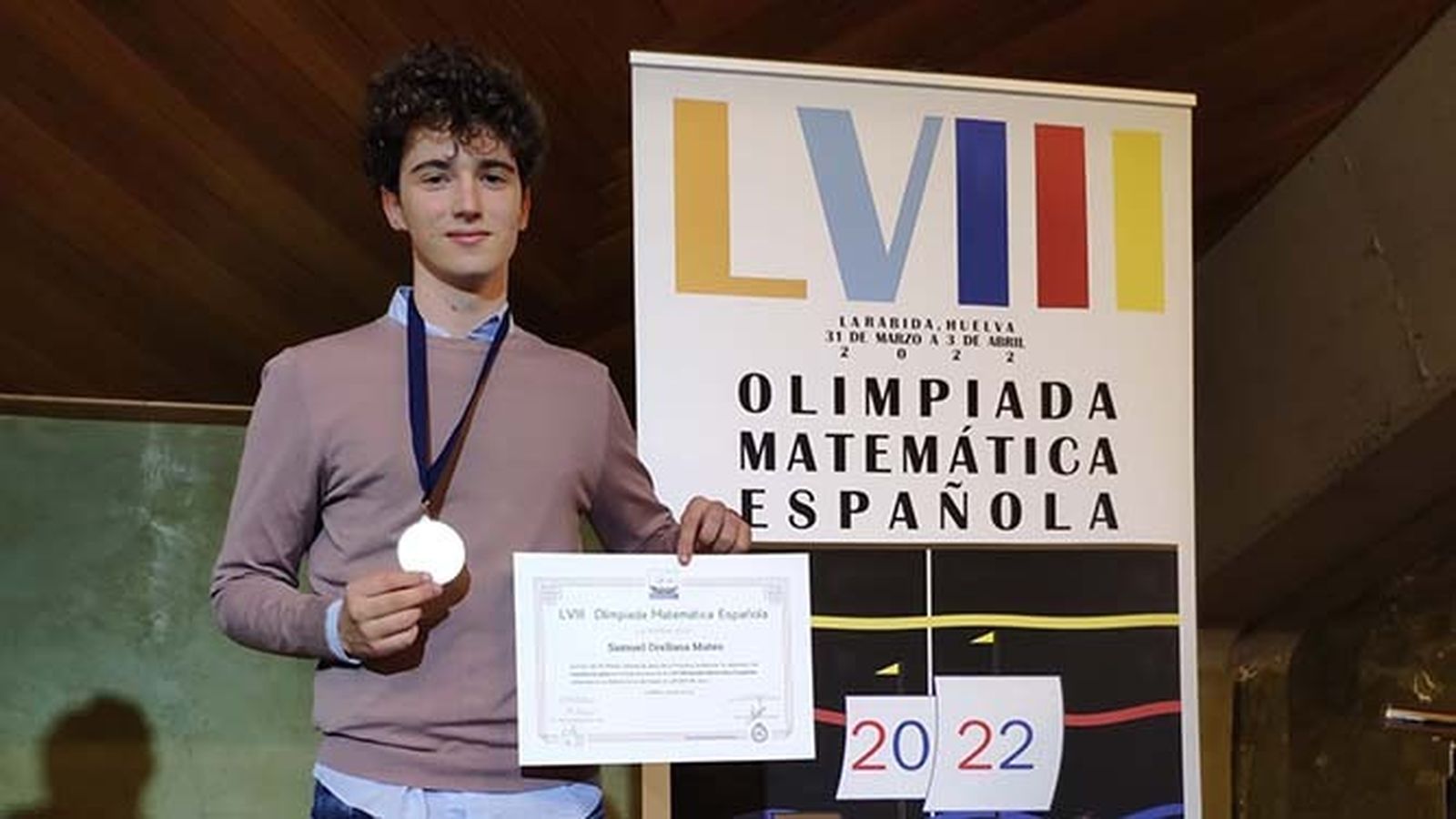 Samuel Orellana, con la medalla y el diploma.