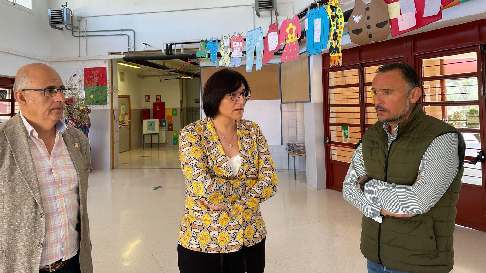 Visita de la delegada Mª José Martín a las obras realizadas en el CEIP El Zargal de Cenes de la Vega Visita de la delegada Mª José Martín a las obras realizadas en el CEIP El Zargal de Cenes de la Vega