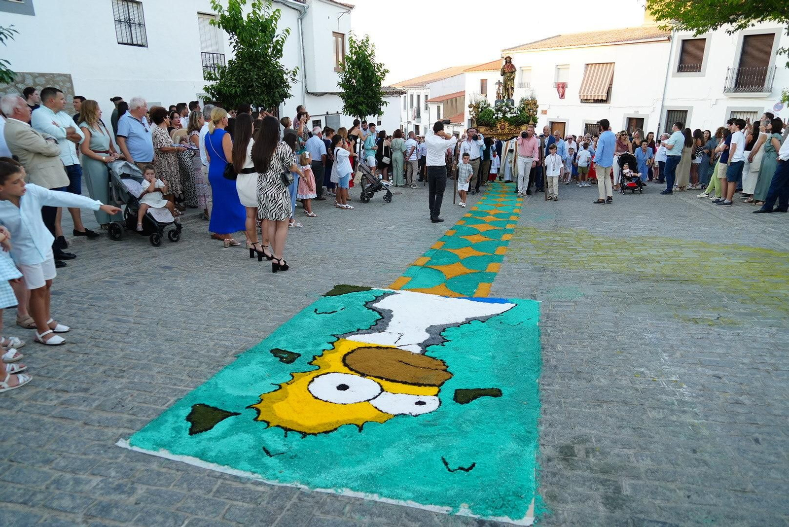 La procesión de San Roque en Dos Torres sobre las alfombras de sal, en imágenes