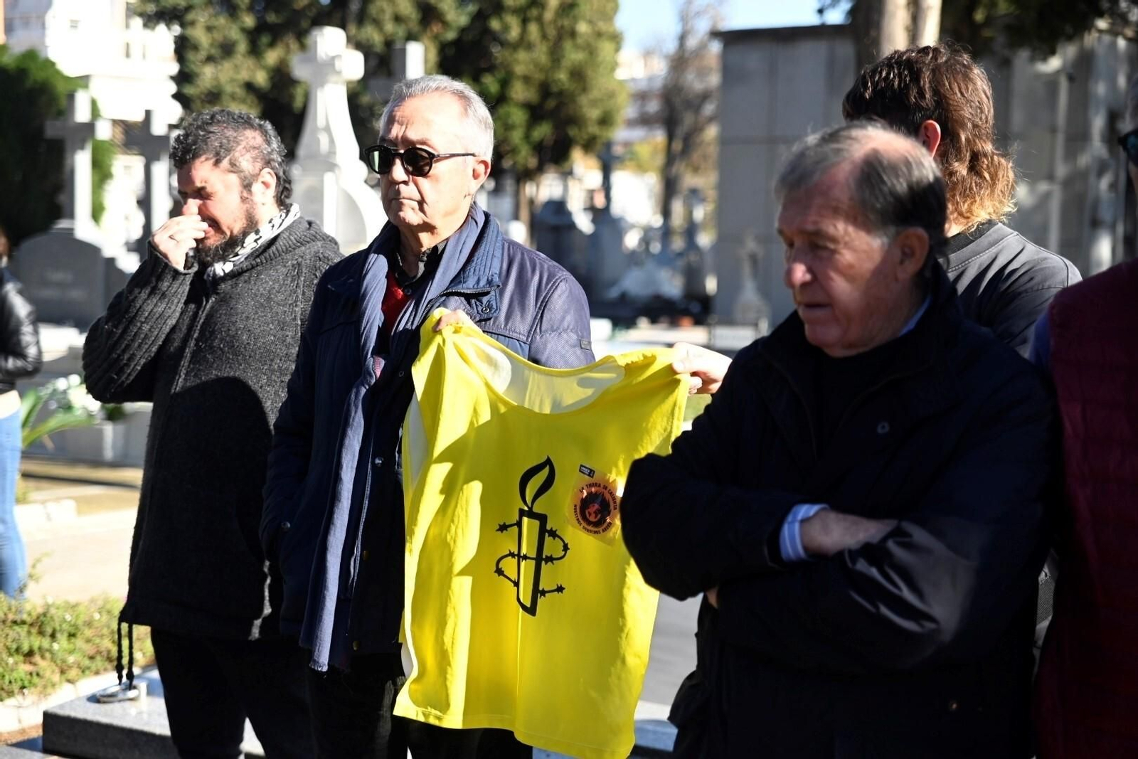 La plataforma Comisión de la Verdad recuerda a las víctimas del franquismo con un acto en el cementerio de la Salud, en imágenes