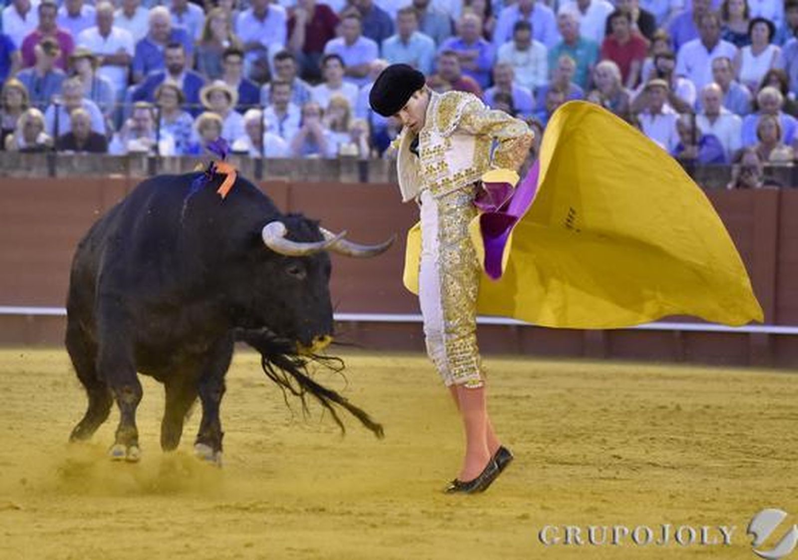 Javier Jiménez en el sexto toro./ Juan Carlos Vázquez
