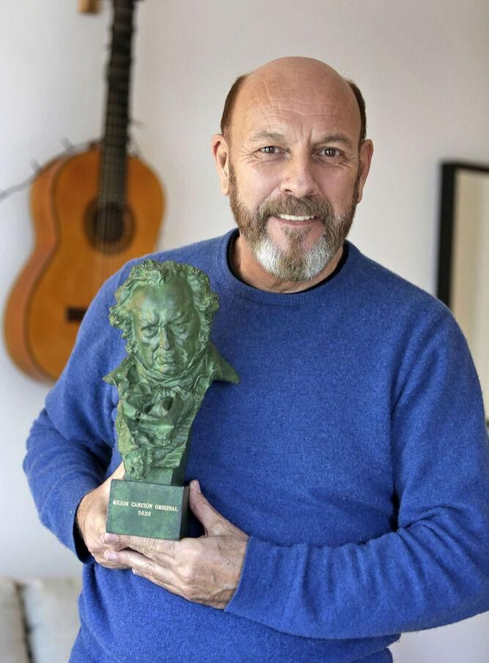 Javier Ruibal, con el Goya hace unos meses en su domicilio de El Puerto.