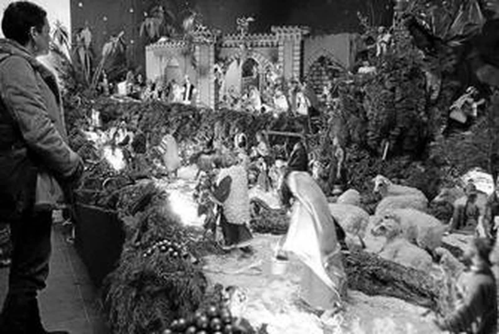 Una mujer contempla uno de los belenes instalados el año pasado en La Línea.