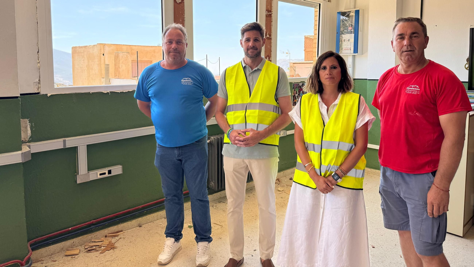 El alcalde, Eric Escobedo, junto a la concejal de Educación, Antonia Rivas, visitan las instalaciones del CEIP Lucena Rivas