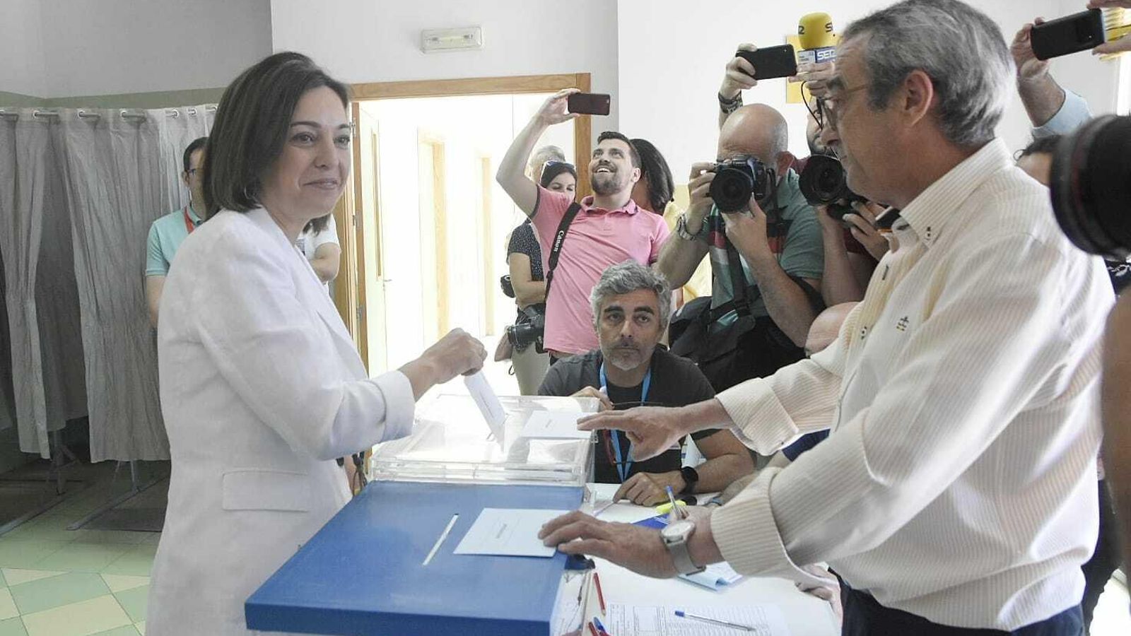 Isabel Ambrosio vota en el Cruz de Juárez.