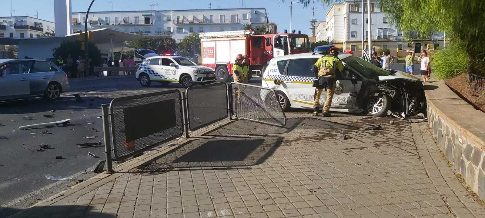 El coche de la Policía Local impactó contra el muro del Barrio Obrero