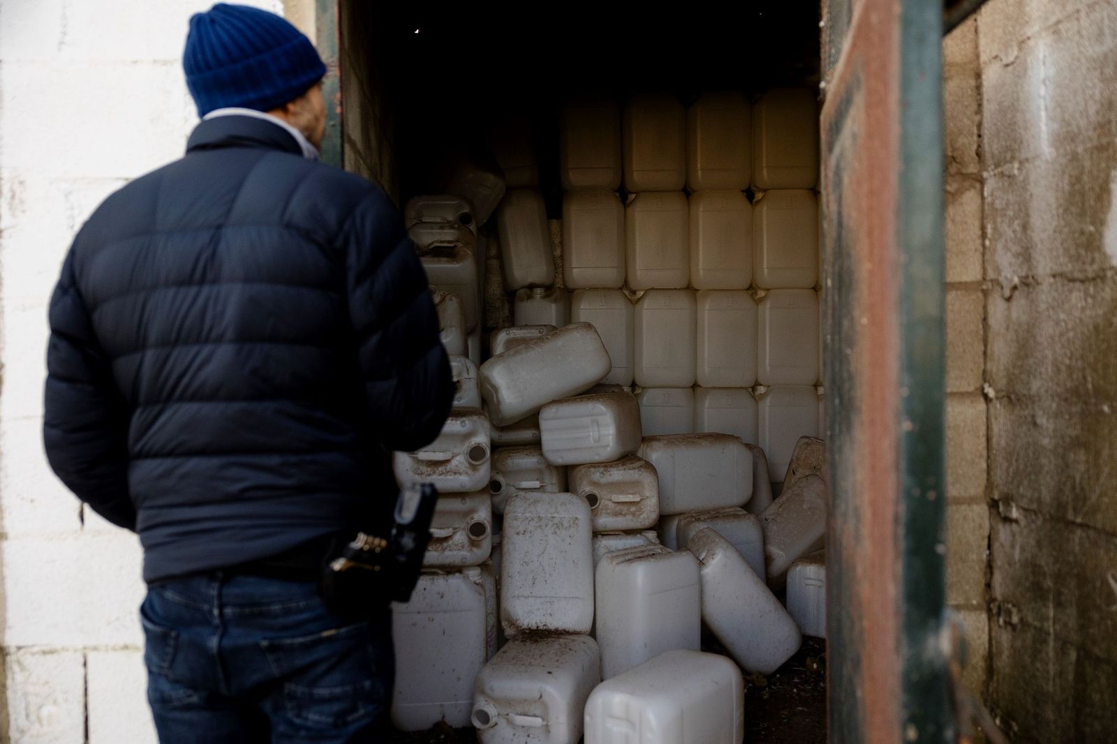 Garrafas de combustible intervenidas en un operativo policial.